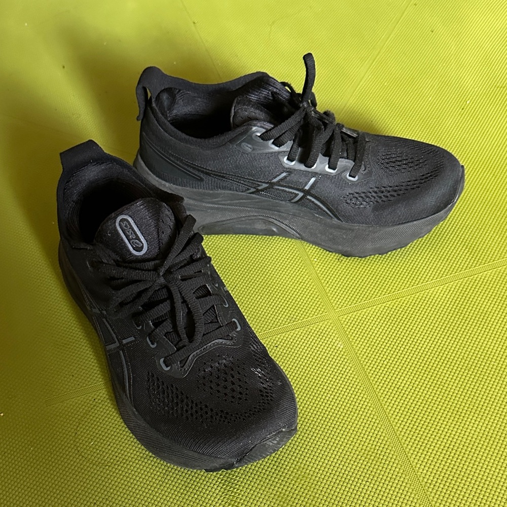 ASICS women’s Black running Shoes